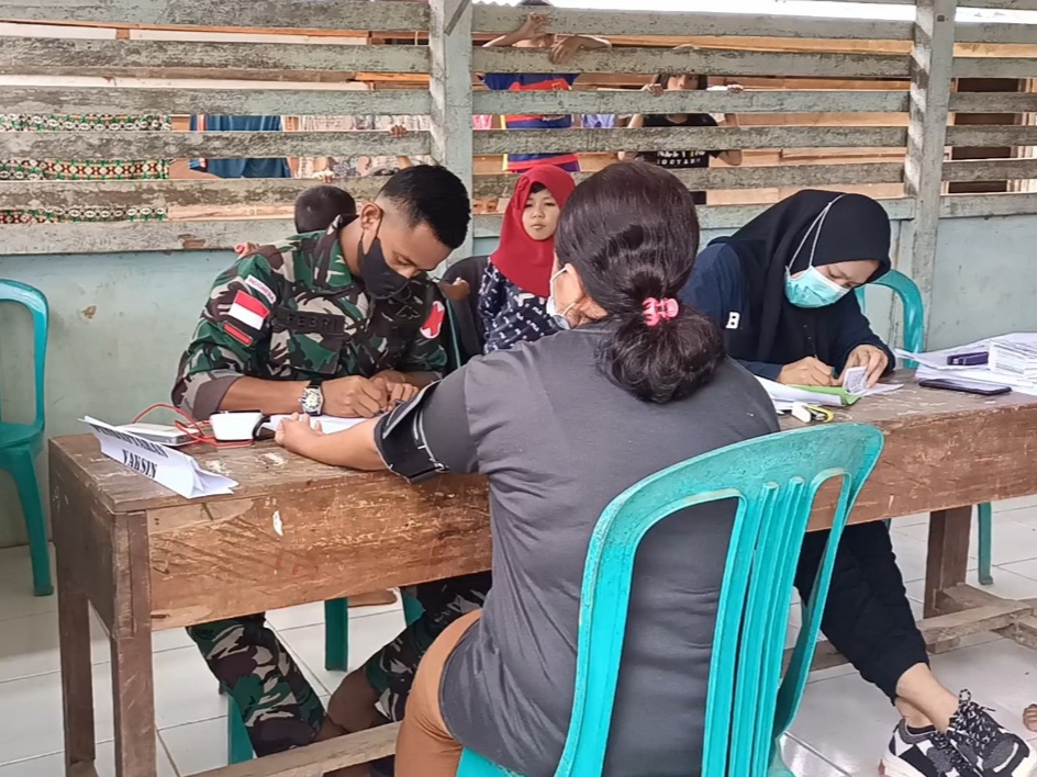 Cegah Penyebaran Covid-19 Anggota Satgas Yonif 144/JY Laksanakan Vaksinasi Bersama Nakes di Perbatasan