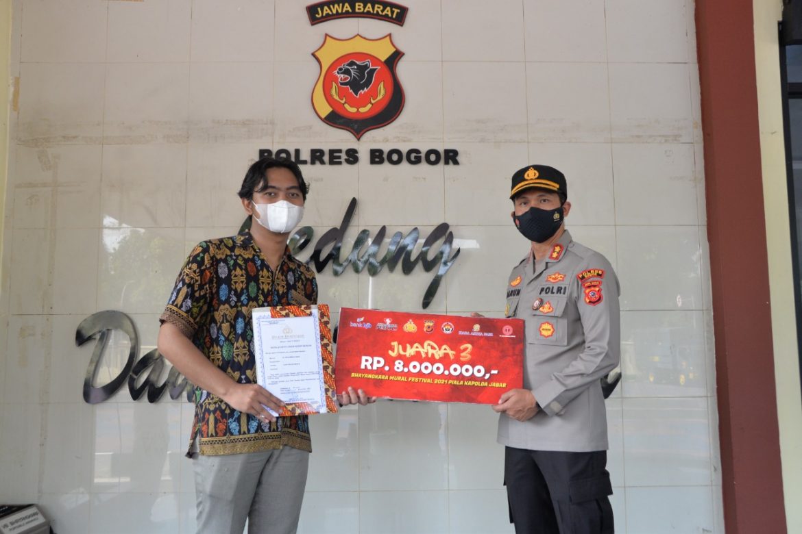 Kapolres Bogor Berikan Apresiasi Kepada 2 Pemural Asal Kabupaten Bogor Yang Raih Juara 3 di Bhayangkara Mural Festival Piala Kapolda Jabar 2021