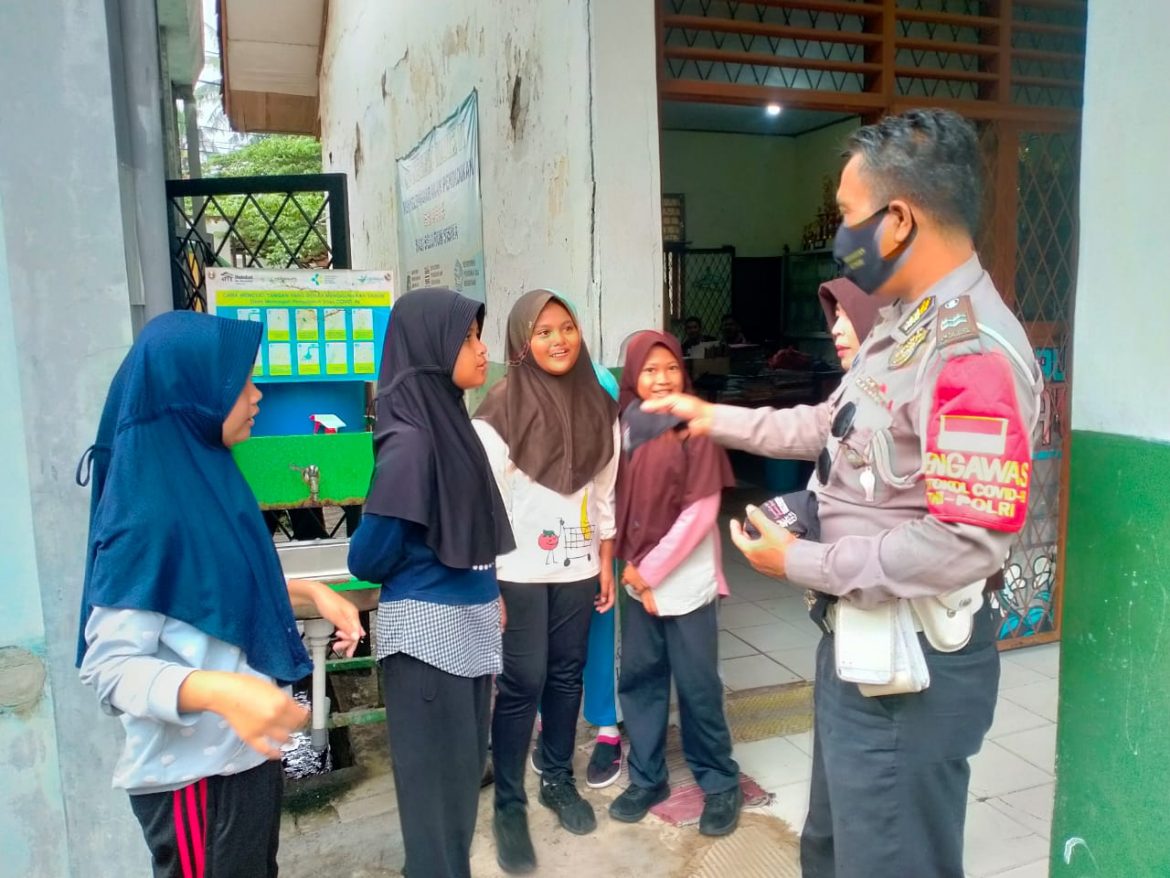 Dorong Masyarakat Tertib Prokes, Polresta Tangerang Bagikan 26.470 Helai Masker