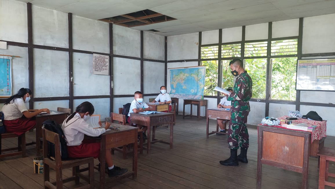 Cerdaskan Anak Bangsa Prada Adi Wijaya Gadik IPS di SDN 02 Perbatasan