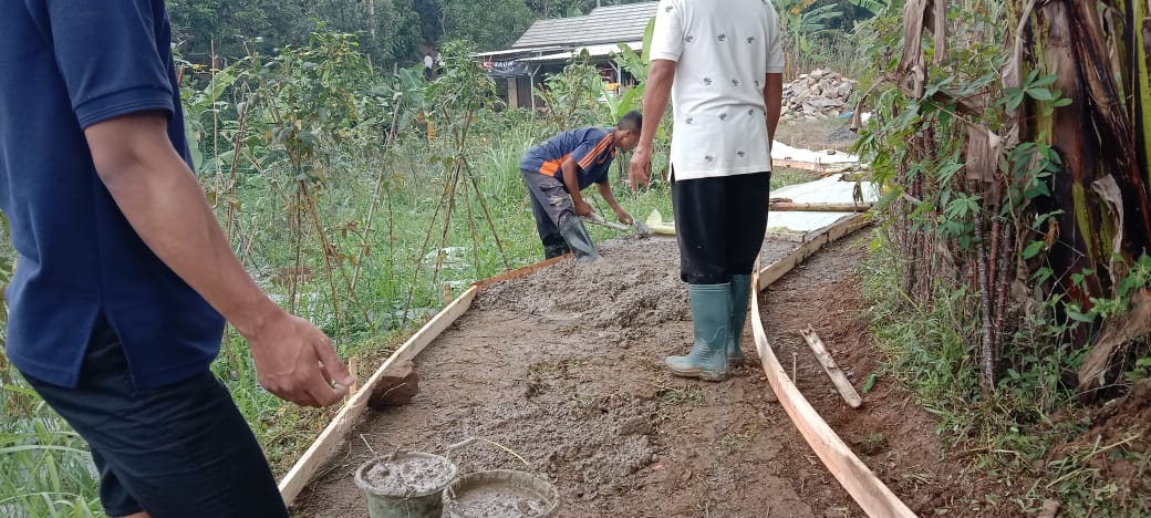 Warga Girang, Pemdes Gunung Geulis Realisasikan Pembangunan Jalan Setapak Menuju Pemukiman warga,