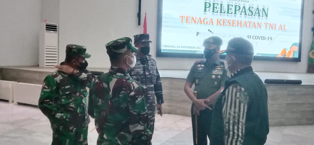 Danrem 061/Sk Melepas Secara Resmi Dan Memberikan Apresiasi Kepada 180 Nakes Puskes TNI AL
