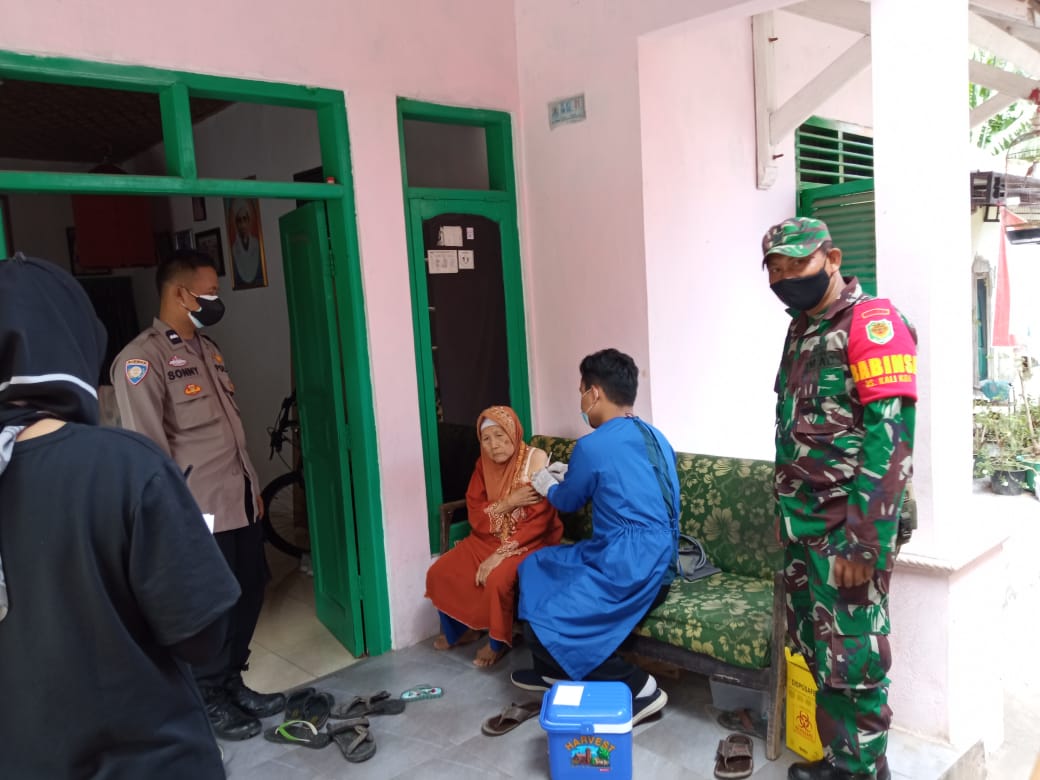 Sinergitas TNI Polri Gelar Vaksinasi Serta Pemeriksaan Kesehatan Lansia Secara Door To Door
