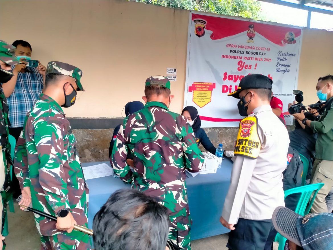 Kapolsek Ciomas Dampingi Panglima Divisi Infantri 1 Kostrad Kunjungi Gerai Vaksinasi Presisi di Mapolsek Ciomas