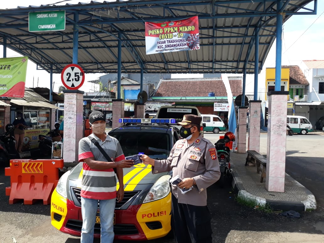 Polsek Cikoneng Polres Ciamis Gelar Operasi Yustisi PPKM Level 2 di Kawasan Pasar Sindangkasih dan Pertokoan