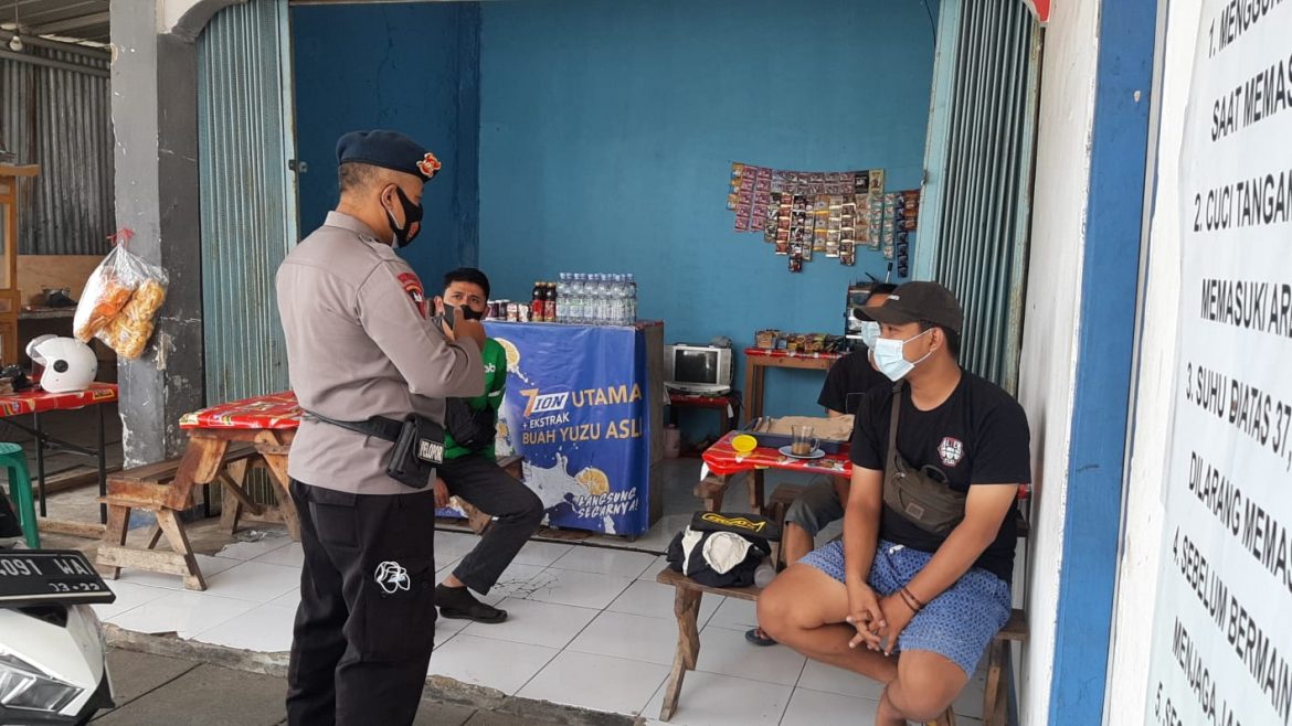 Sat Brimob Polda Jabar Berikan Himbauan Prokes Kepada Warga Jatinangor
