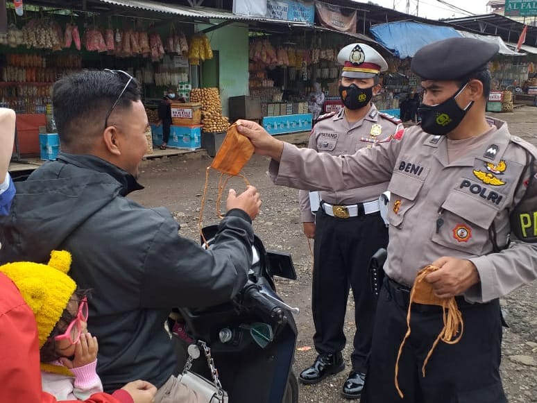 Cegah Covid-19, Polisi Bagikan Masker Kepada Pengguna Jalan