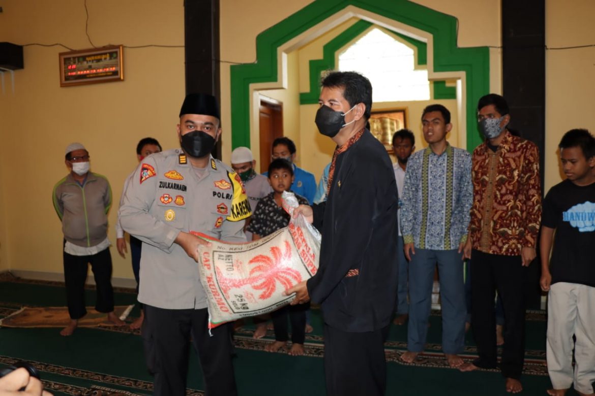 Polisi Kembali Salurkan Bansos Di SLB Negeri Citeureup Cimahi
