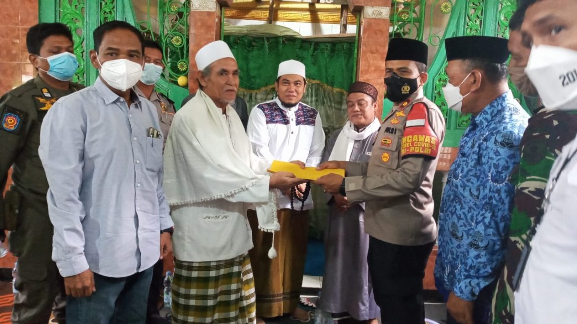 Polsek Kembangan Peringati Hari Pahlawan, dengan Melakukan Kerja Bakti dan Berikan Bantuan kepada Pengurus Makam Sulton Agung Raja