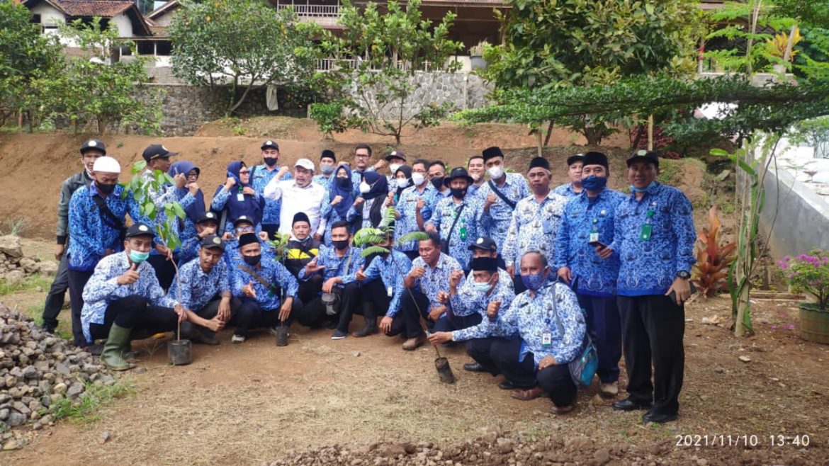 Di Ciamis Pemprov Jabar Secara Simbolis Serahkan Ratusan Bibit Pohon Guna Penghijauan