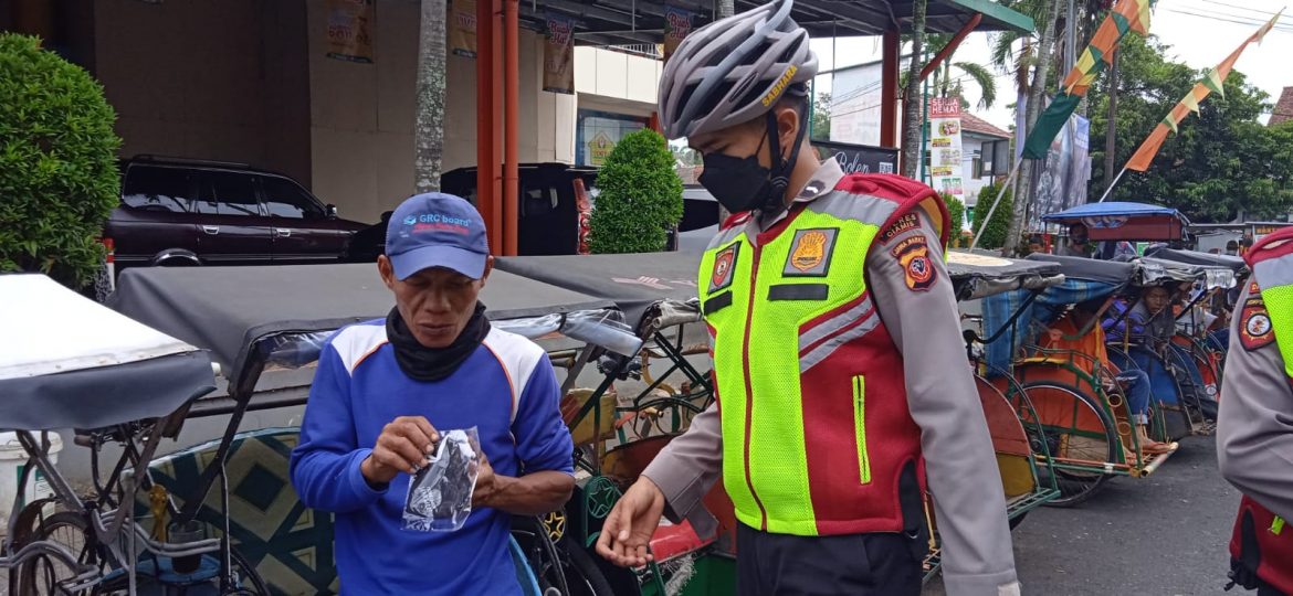 Sat Samapta Polres Ciamis Gelar Patroli Dalam Rangka Pengawasan Penerapan PPKM Level 2 di Alun-alun Ciamis