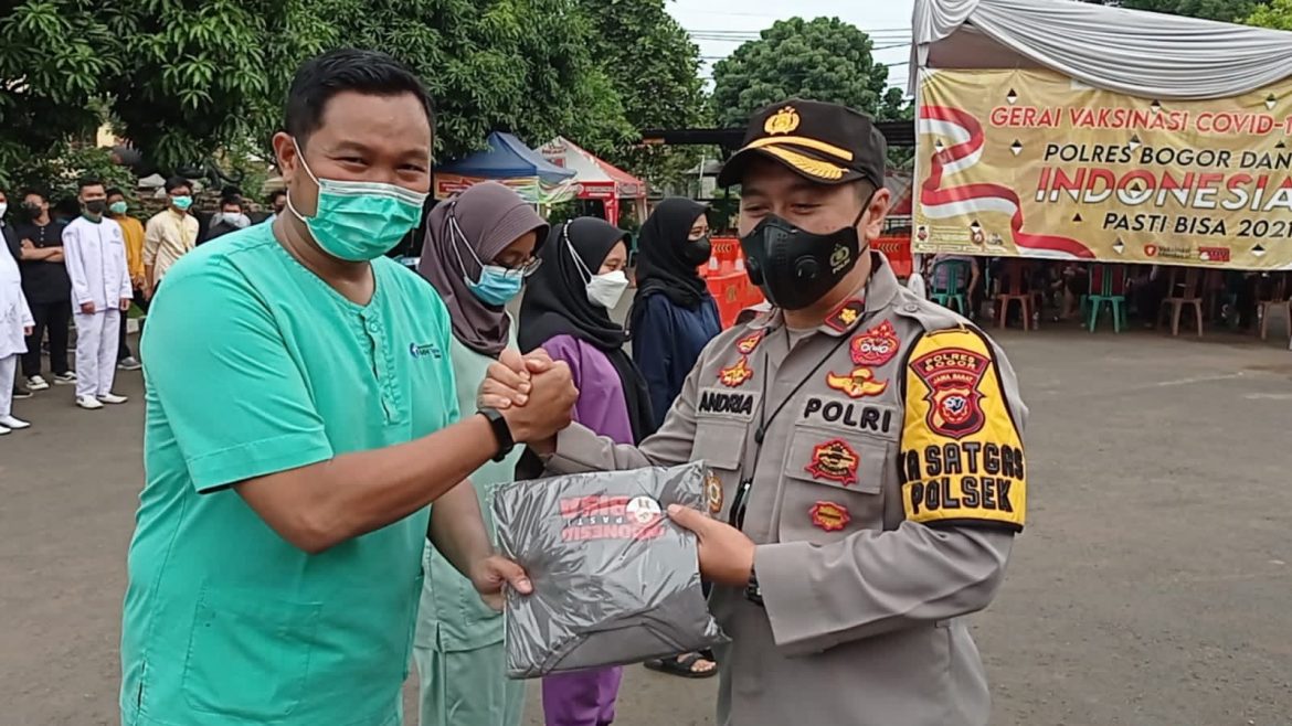 Bertepatan Hari Pahlawan 10 November, Kapolsek Cileungsi Berikan Penghargaan Kepada Nakes, Bhabinkamtibmas, dan Relawan Vaksin