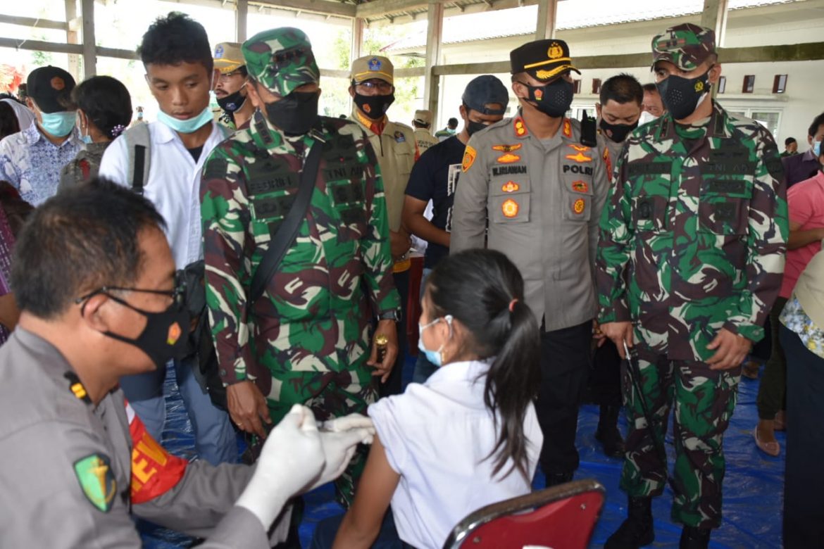 Kompak, Pangdam I/BB dan Kapoldasu Tinjau Vaksinasi Massal di Nias Barat