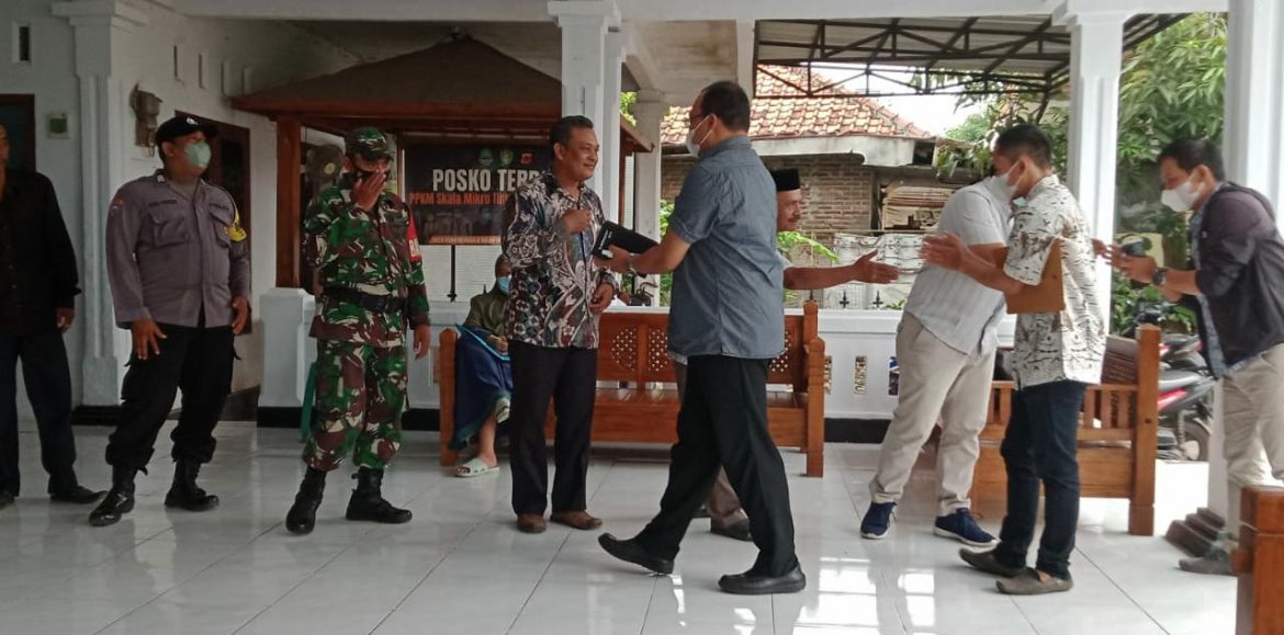Kunker Dari Kementrian Dapatkan Pengamanan Polisi Sekaligus Bagikan Masker