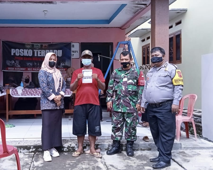 Melalui Door To Door, Polisi Bersama Babinsa Sambangi Dan Ajak Warganya Lakukan Vaksinasi Dan Bagikan Masker