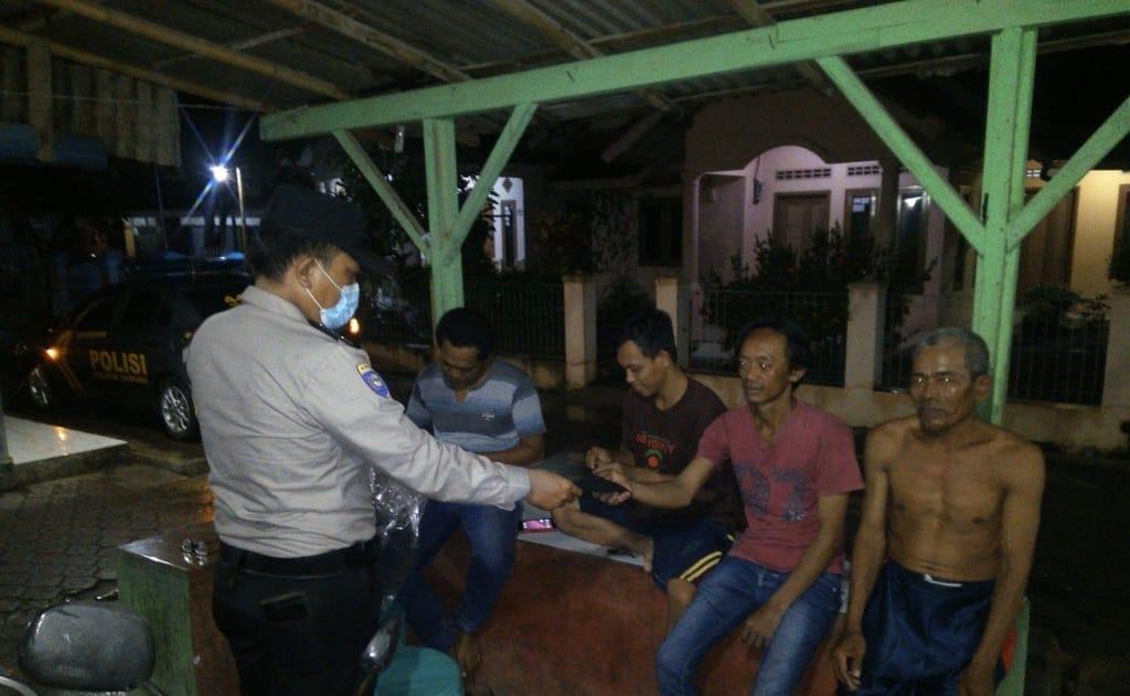 Giatkan Patroli KRYD Polisi Bagikan Masker Himbau Warga Patuhi Prokes