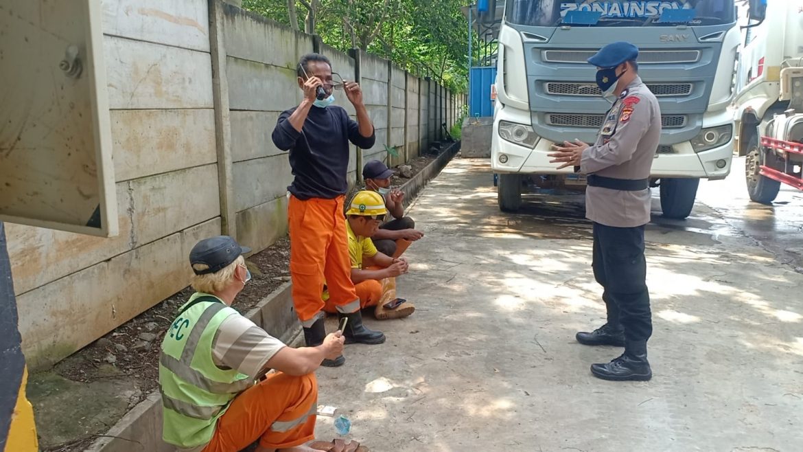 Berikan Pesan Kamtibmas,Sat Brimob Polda Jabar Sambangi Supir Truk PT.China Railways