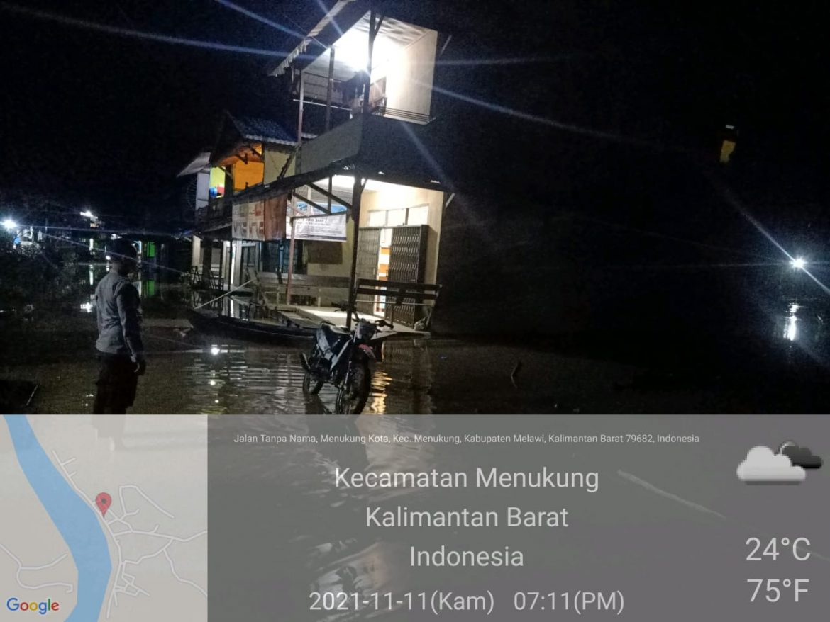 Polsek Manukung Polres Melawi Patroli Pengecekan Debit Air Desa Manukung Mencapai Ketinggian 50 cm