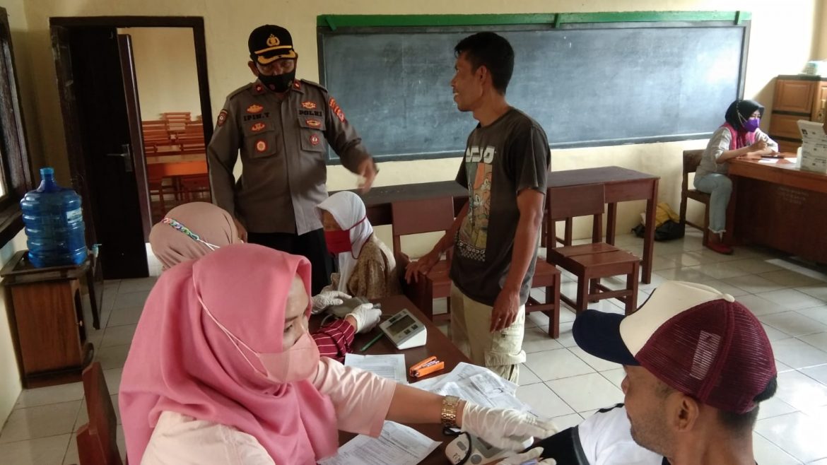 Kapolsek Cikoneng Polres CIamis Monitoring Pelaksanaan Vaksinasi di Wilayah Desa Budiharja