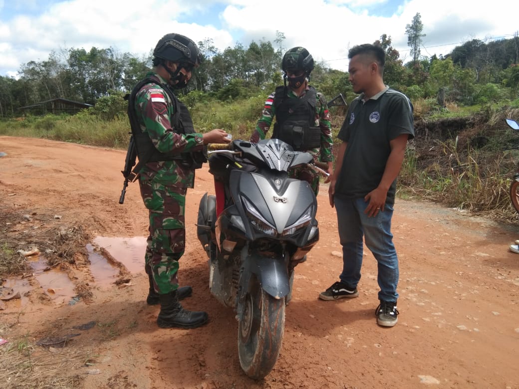 Tegakkan Stabilitas Keamanan Anggota Satgas Yonif 144/JY Sweeping di Perbatasan
