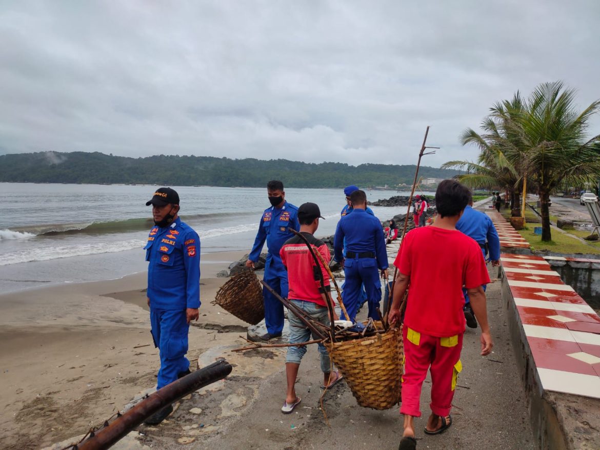 Sat Polairud Polres Ciamis Melaksanakan Aksi Sosial Bersih di Kawasan Pantai Timur Pangandaran