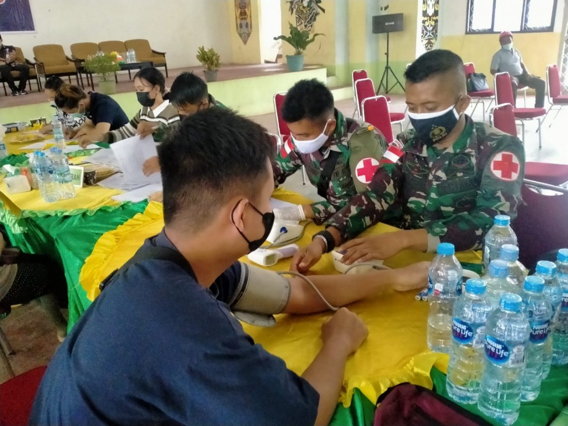 Serbuan Vaksinasi Covid-19 Anggota Satgas Yonif 144/JY Bersama Tenaga Medis Puskesmas di Perbatasan