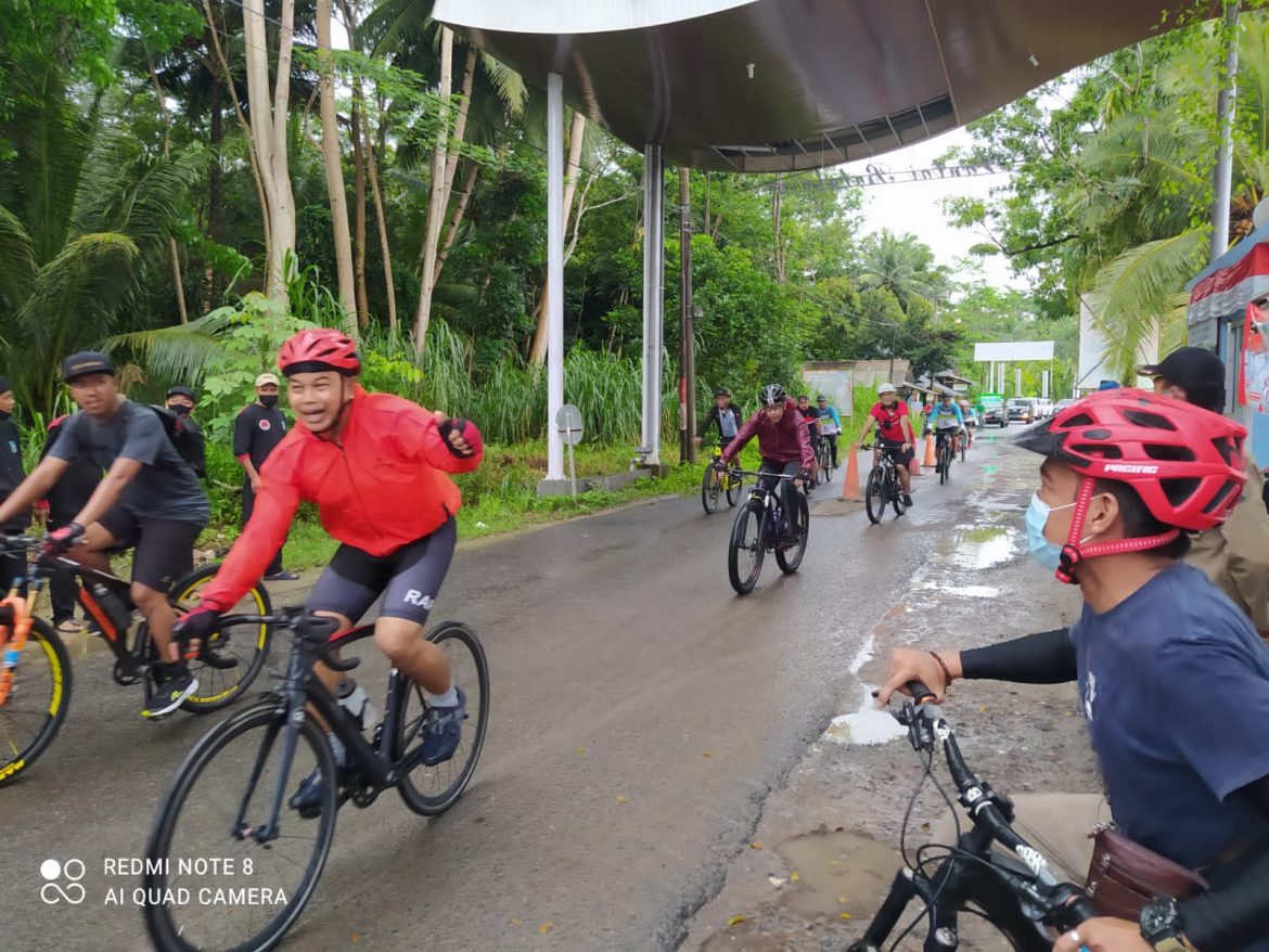 Polres Ciamis Bersama Forkopimda Kabupaten Pangandaran dalam Rangka Meningkatkan Silaturahmi dengan Bersepeda Santai di Kawasan Pesisir Pangandaran