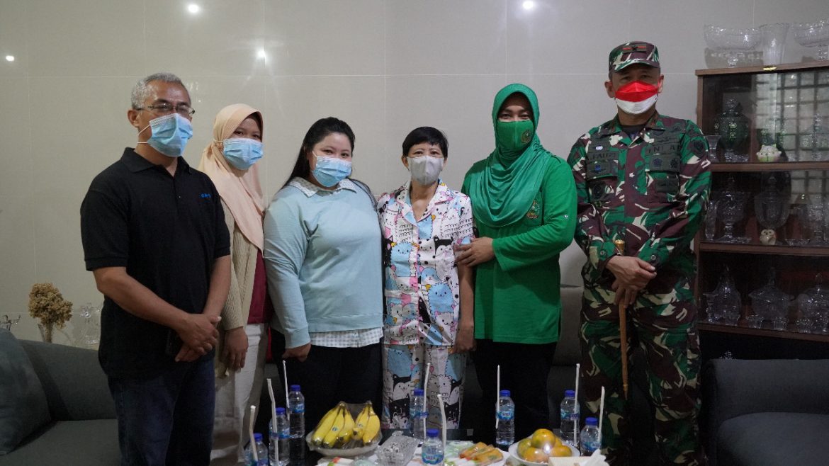 Danrem 061/Sk Jenguk Istri Prajurit Yang Sakit Untuk Berikan Dukungan Moril