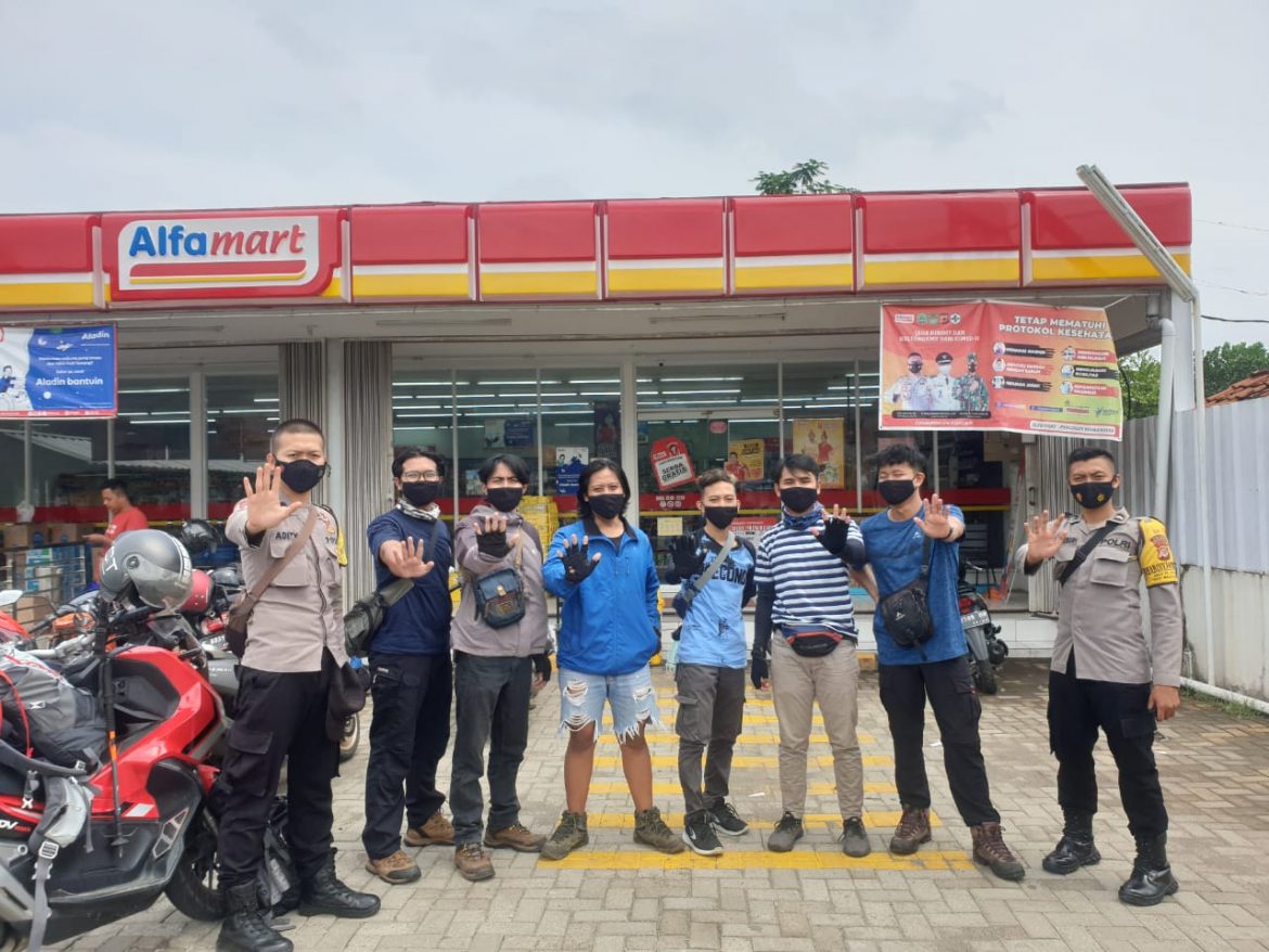 Polisi Tak Kenal Lelah Bagikan Masker Pada Warga Yang Tidak Menggunakan Masker