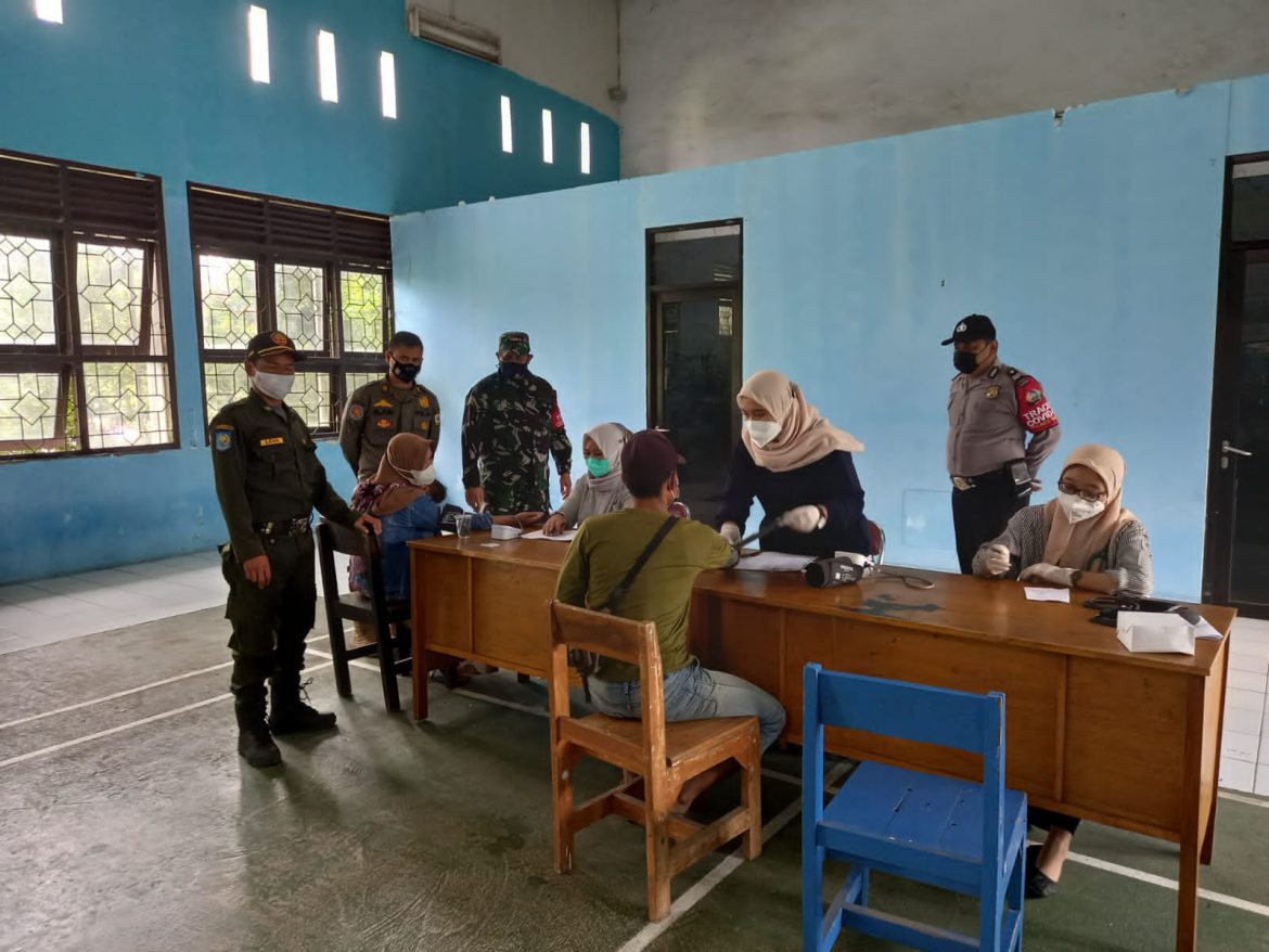 Sinergitas Bhabinkamtibmas Dan Babinsa Desa Bantarjati Monitoring Vaksinasi