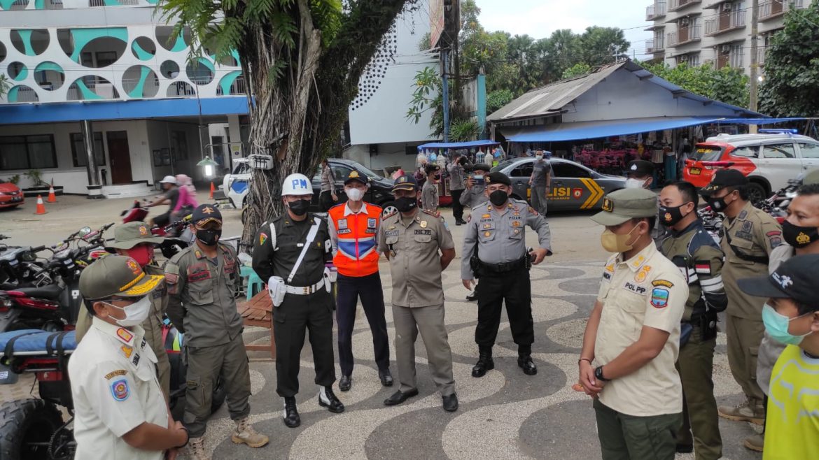 Personel Gabungan TNI- Polri dan Instansi Pemerintah Ciamis Gelar Operasi Yustisi Penegakan Disiplin Protokol Kesehatan Covid-19 di Kawasan Wisata Pangandaran