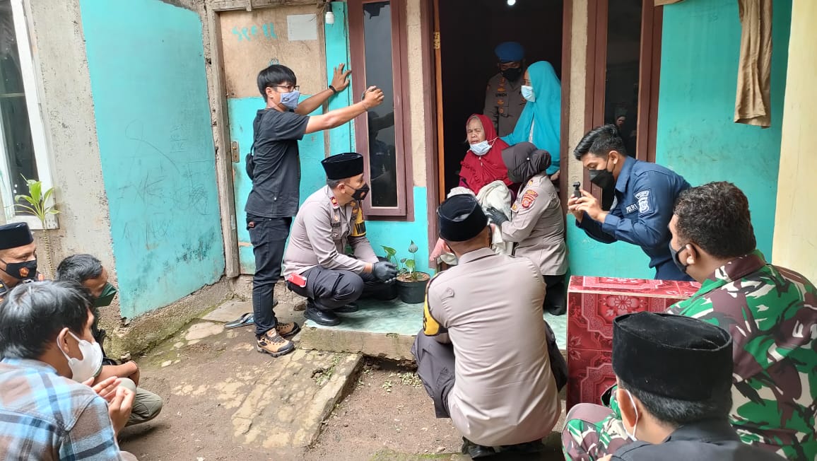 Polisi Berikan Bansos Kursi Roda Dan Beras Di Desa Cihanjuang Rahayu