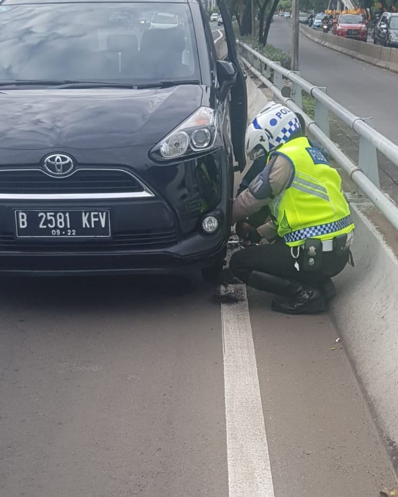 Satlantas Polres Metro Jakarta Barat Lakukan Tugas Mulya Ikut Membantu di Saat Pengemudi Mengganti Ban Mobilnya Karena Bocor