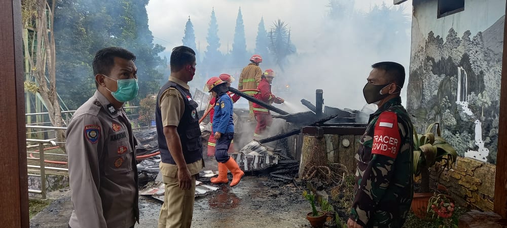 Satu Villa di Puncak Cisarua Terbakar, 2 Unit Damkar di Terjunkan Untuk Padamkan Api