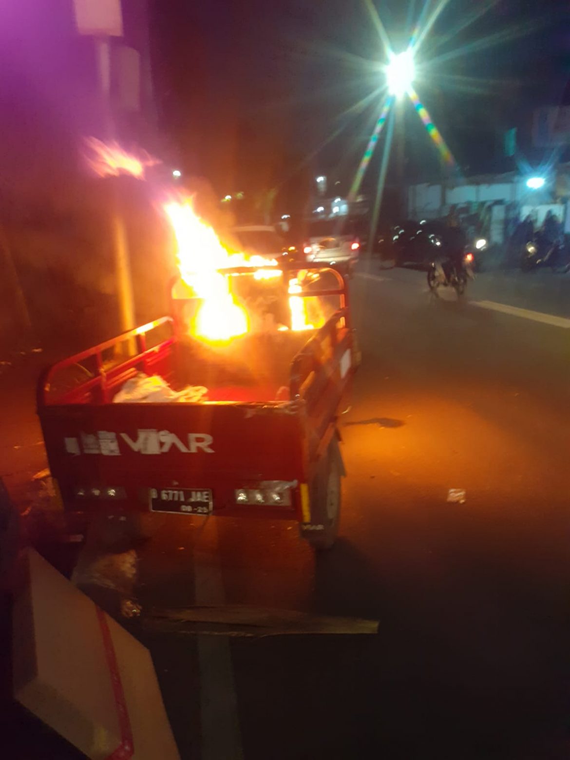 Motor Terbakar, Bhabinkamtibmas Kelurahan Pagadungan Dengan Sigap Membantu Memadamkan api