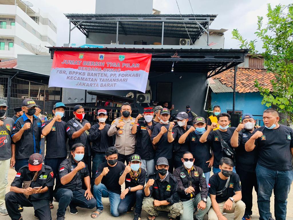 Antisipasi Banjir, Polsek Metro Taman Sari bersama 3 pilar menggandeng Sejumlah Ormas Untuk Giat Kerja Bakti