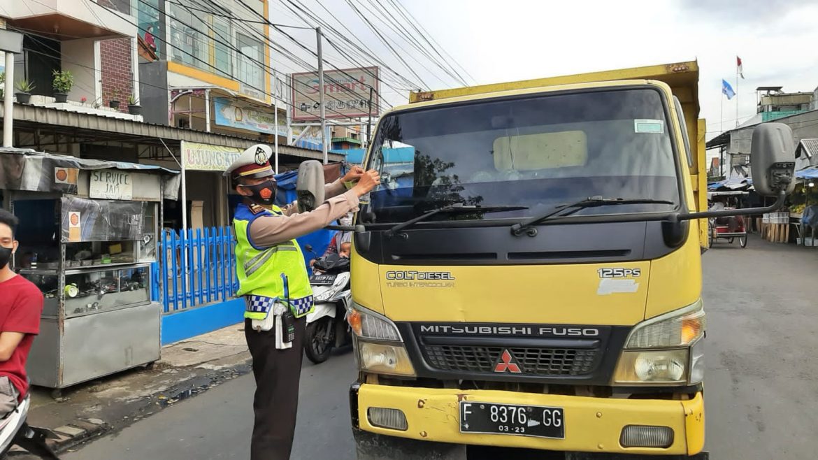 Melalui Operasi Zebra Polsek Citereup Tingkatkan Disiplin Masyarakat Dalam Berlalu Lintas dan Menjalankan Protokol Kesehatan