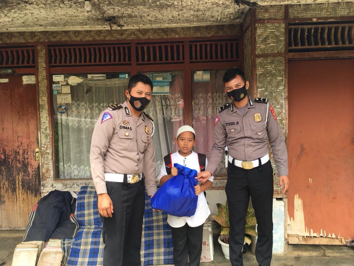 Satlantas Polres Ciamis Gelar Kegiatan Bhakti Sosial dengan Membagikan Paket Sembako kepada Penerima PKH di Kecamatan Cidolog