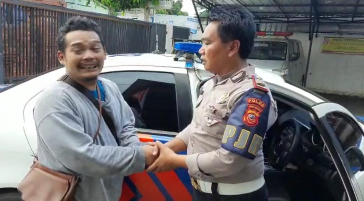 Dit Lantas Polda Jabar Gerak Cepat Bantu Penumpang Bus Dedi Jaya Seorang Ibu yang Hendak Melahirkan