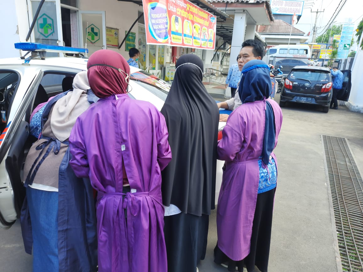 Anggota PJR Dit Lantas Polda Jabar Gerak Cepat Bantu Ibu Hendak Melahirkan