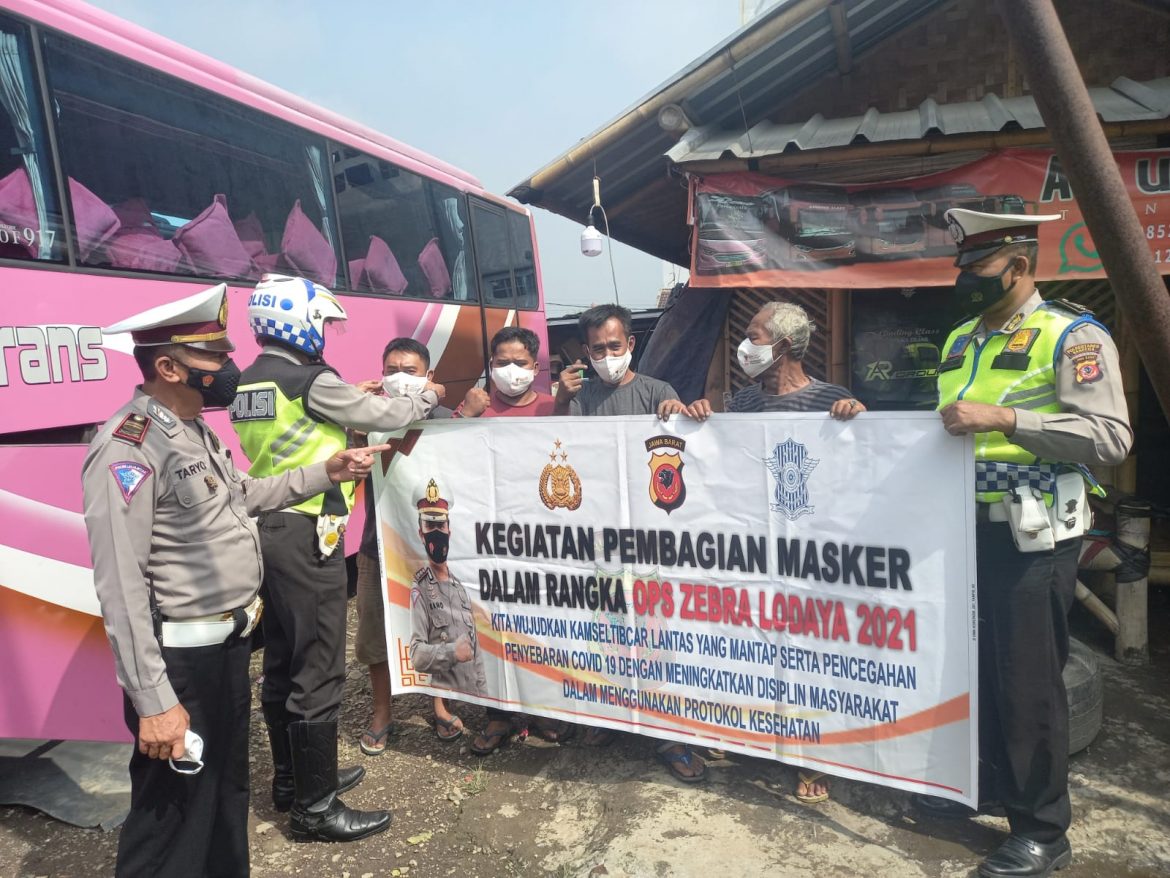 Ops Zebra Lodaya 2021, Polisi Sosialisasi Kamseltibcarlantas Dan Bagikan Masker Kepada Perusahaan Ottobus Dimasa PPKM