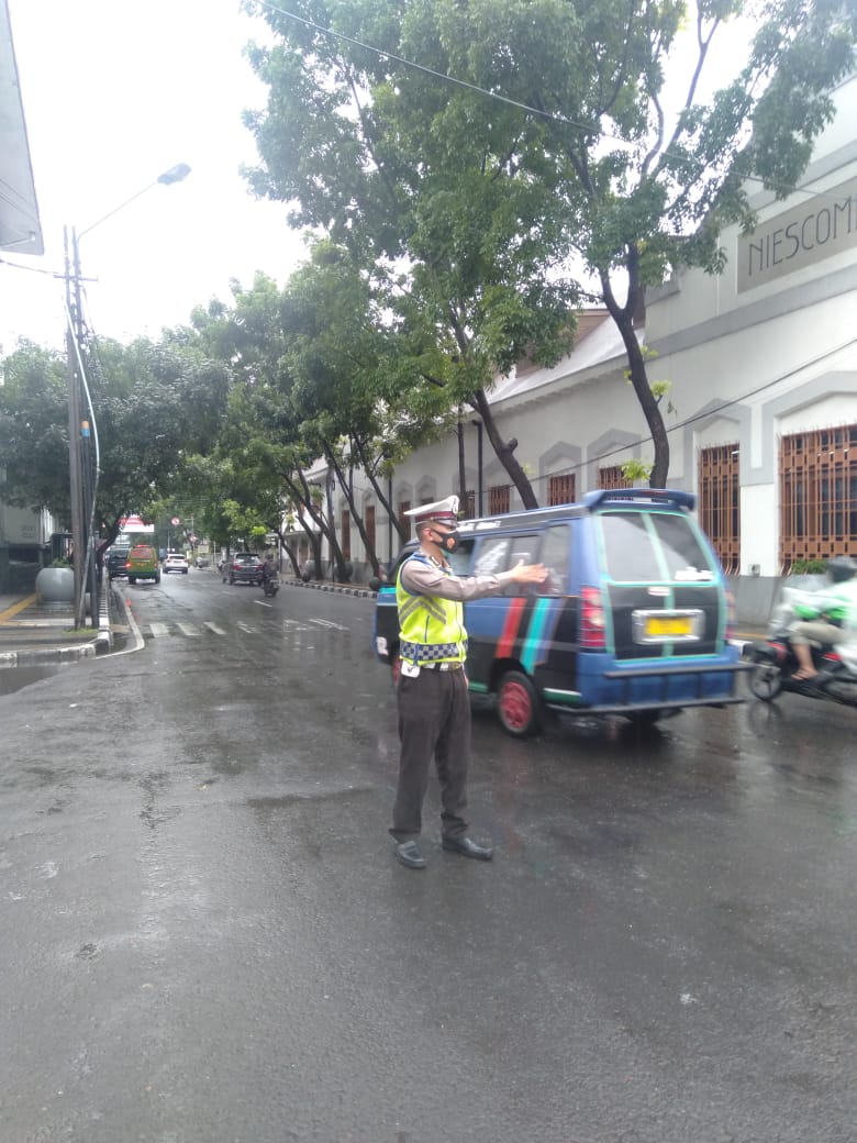Polsek Sumur Bandung Polrestabes Bandung Tempatkan Personil Di Beberapa Titik Rawan Kemacetan Sore