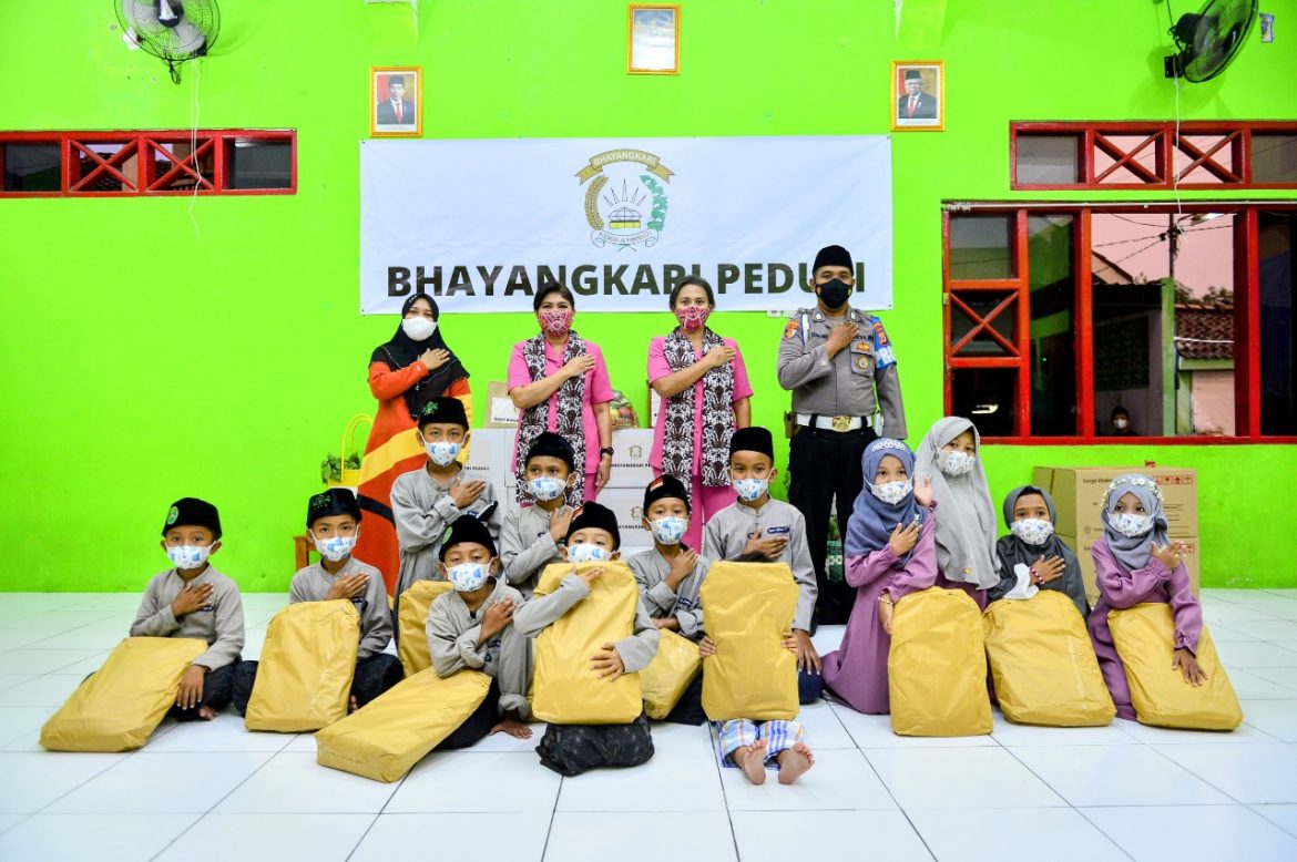 Ketua Umum Bhayangkari Gelar Baksos Di Yayasan Yang Dikelola Personel Polda DIY