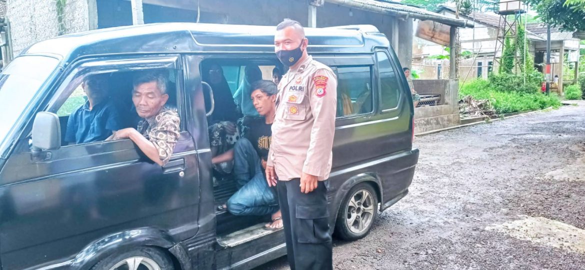 Vaksinasi Covid 19, Mobil Pribadi Anggota Polri Jadi Angkutan Gratis Warganya
