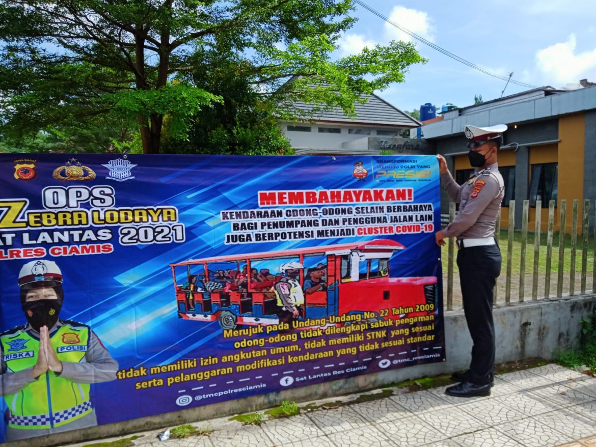 Sat Samapta Polres Ciamis Sampaikan Himbauan Edukasi Pencegahan Covid-19 kepada Warga a