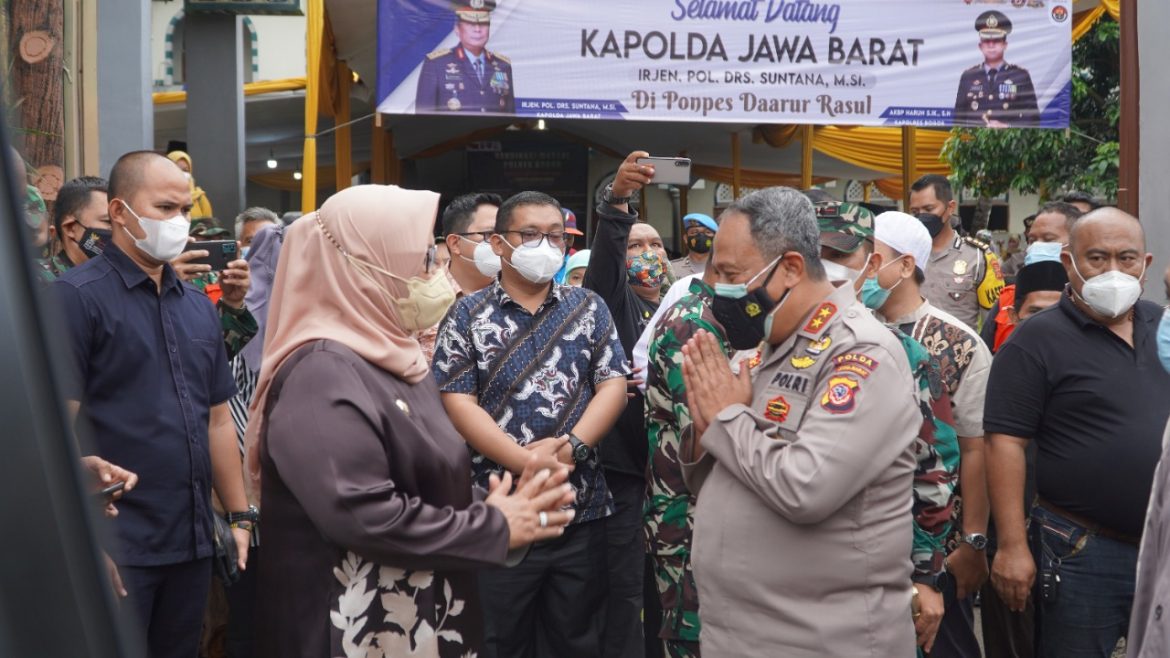 Kapolda Jabar Tinjau Pelaksanaan Vaksinasi Massal di Ponpes Ponpes Daarur Rasul