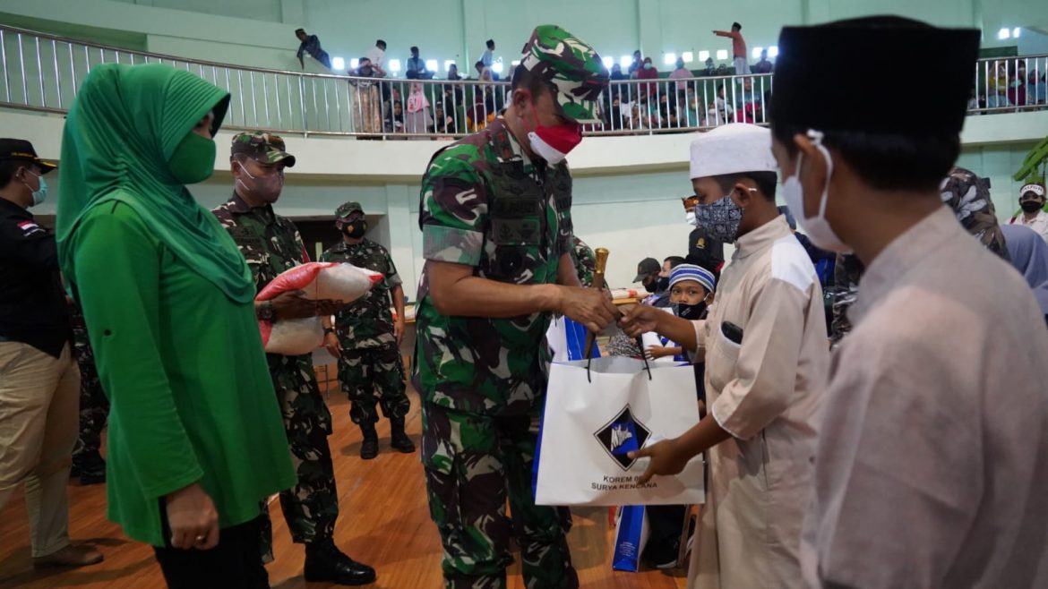 Danrem 061/Sk Bersama Ketua Persit KCK Gelar Hari Berkah dan Kasih Berbagi 5 Ton Beras Untuk 500 Yatim dan Disabilitas