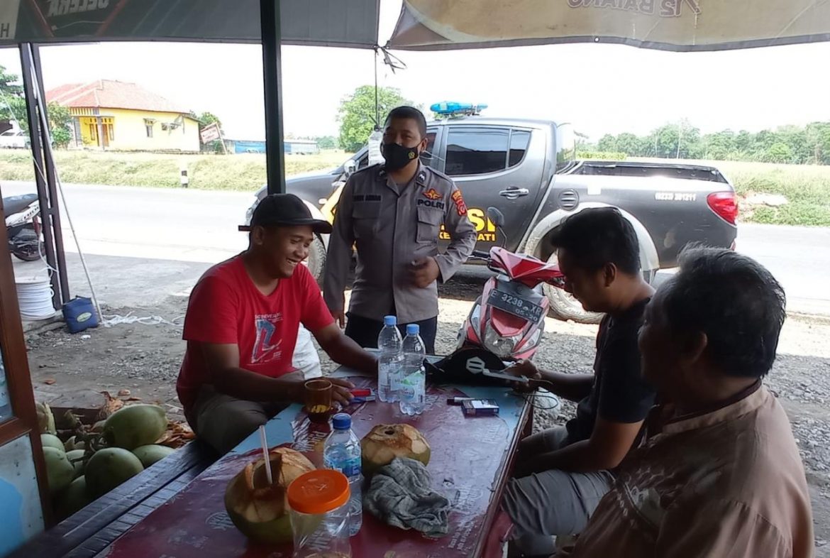 Dengan Humanis, Polisi Door To Door Sambangi Dan Ingatkan Warganya Yang Tidak Pakai Masker