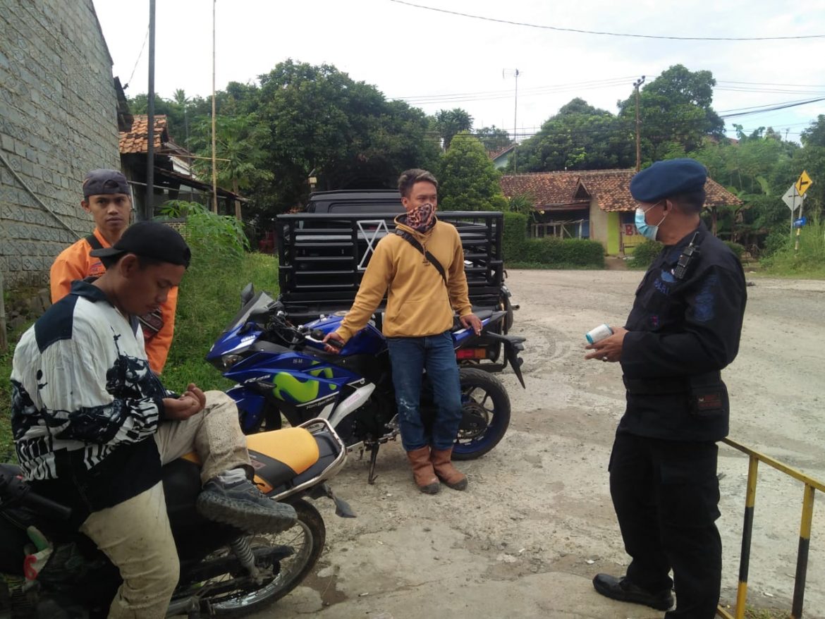 Sat Brimob Polda Jabar Sosialisasikan Pencegahan Covid-19 Kepada Karyawan PT. KCIC Dan Bagi Bagi Masker