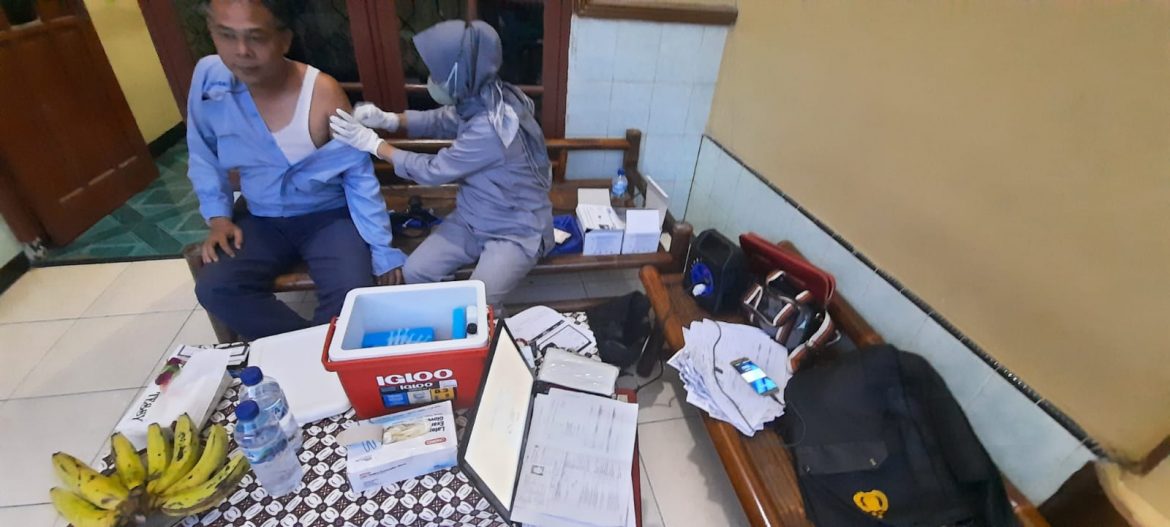 Polsek Gunung Putri Gelar Vaksinasi Massal, Ajak Masyarakat Sukseskan Akselerasi Vaksinasi Covid19